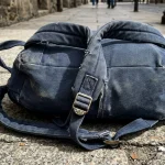 Skrytá nebezpečí nošení batohu na jednom popruhu a osvědčený způsob, jak to udělat správně skryta-nebezpeci-noseni-batohu-na-jednom-popruhu-a-osvedceny-zpusob.webp.webp